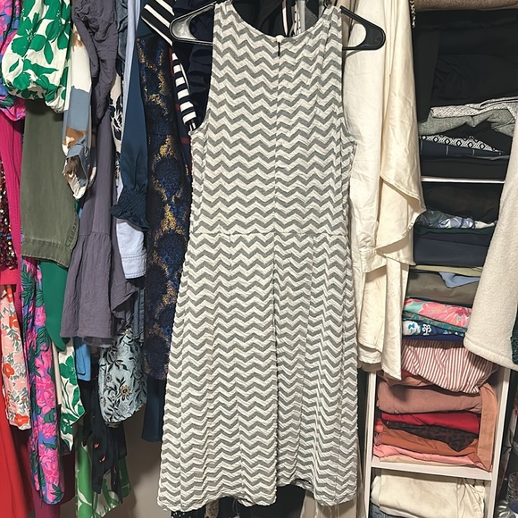 Chevron gray white sleeveless dress - Picture 3 of 3